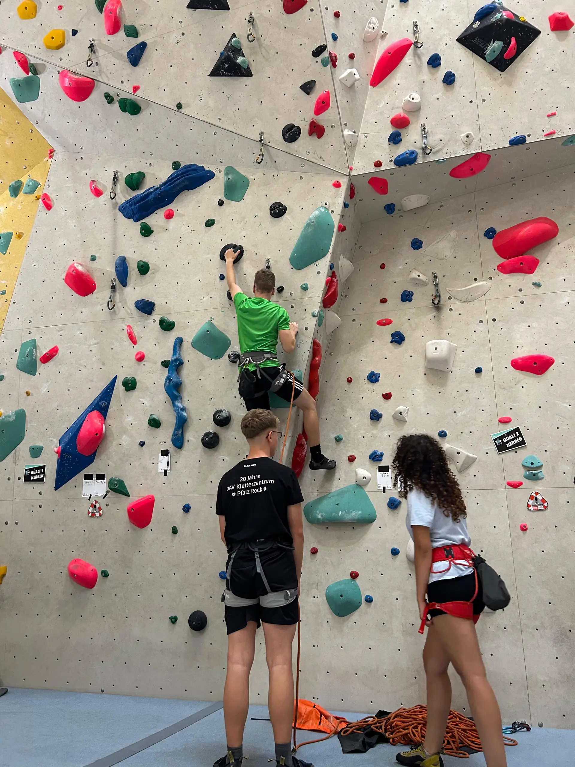 Kletternde Jugendliche | © Leonie Hoffmann