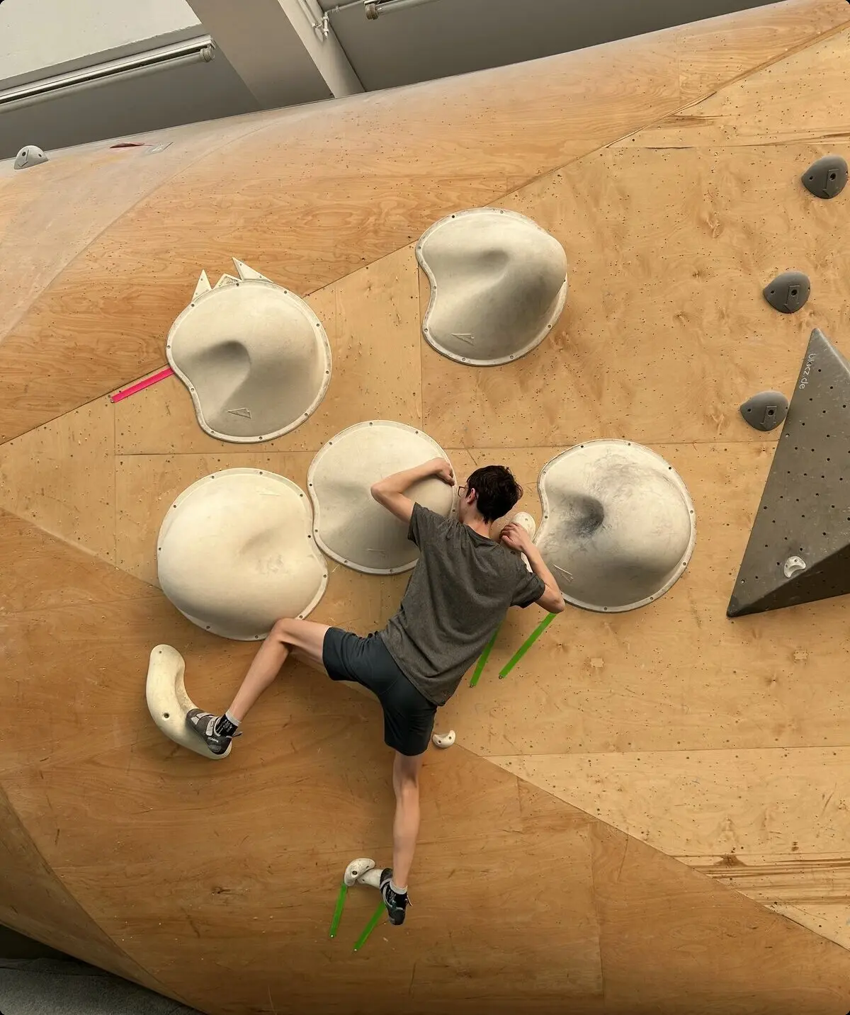 junge beim bouldern  | © leonie hoffmann