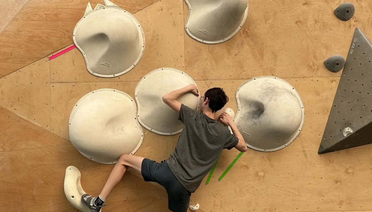 junge beim bouldern  | © leonie hoffmann