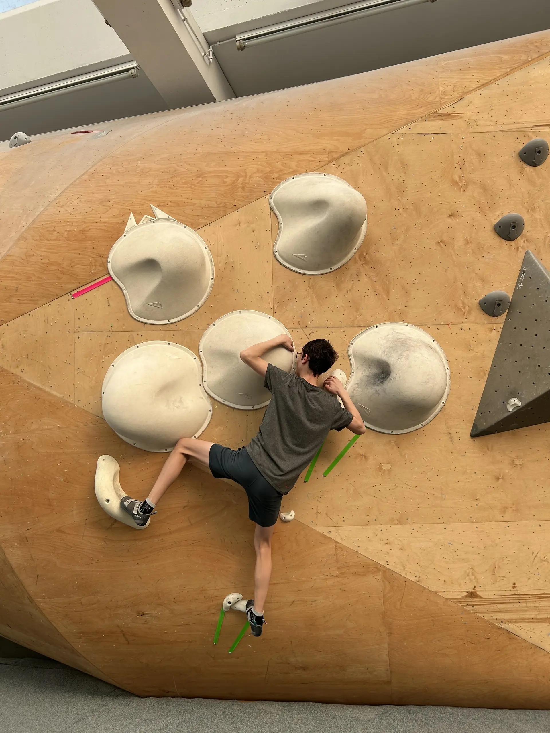 junge beim bouldern  | © leonie hoffmann