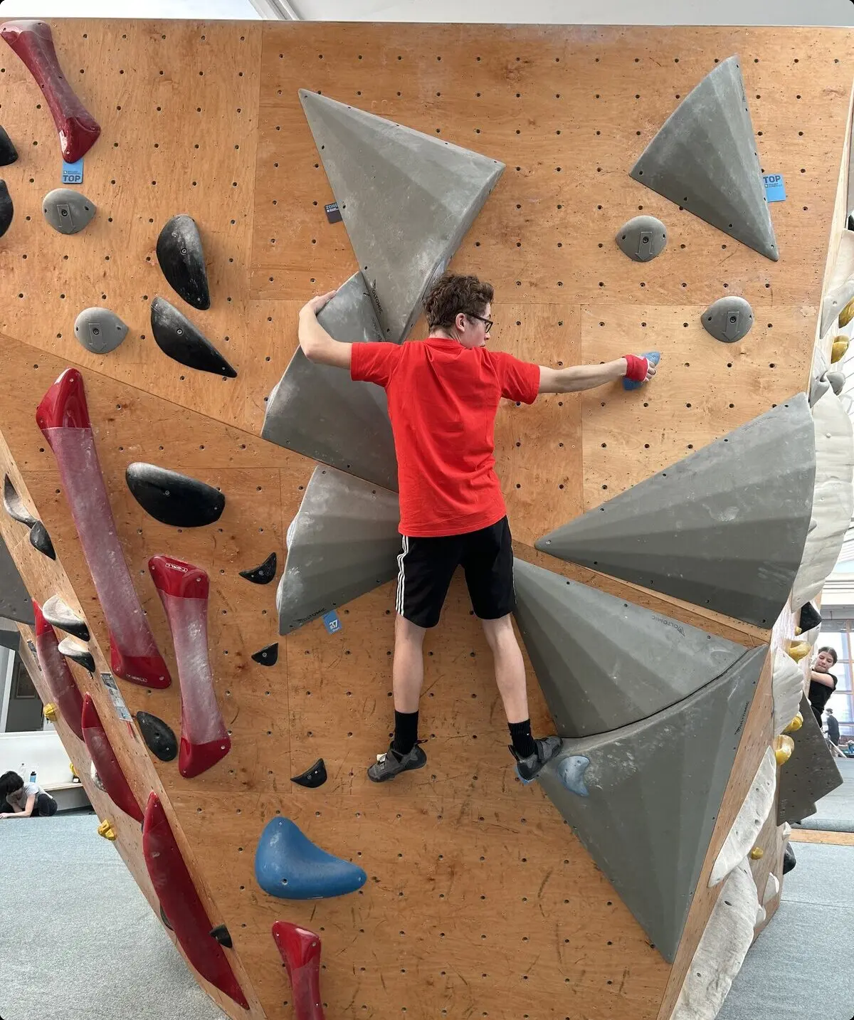 junge beim bouldern  | © leonie hoffmann