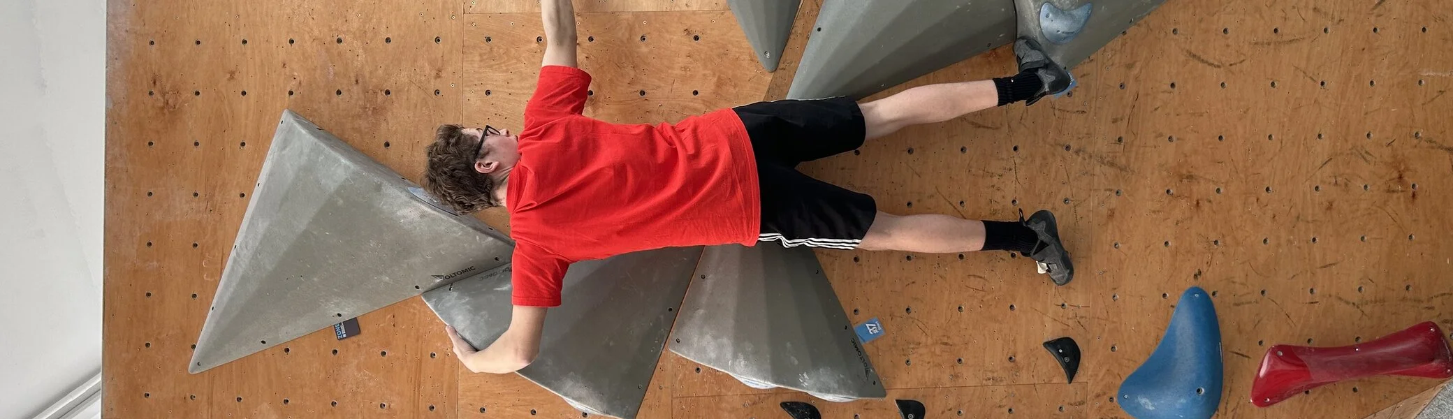 junge beim bouldern  | © leonie hoffmann