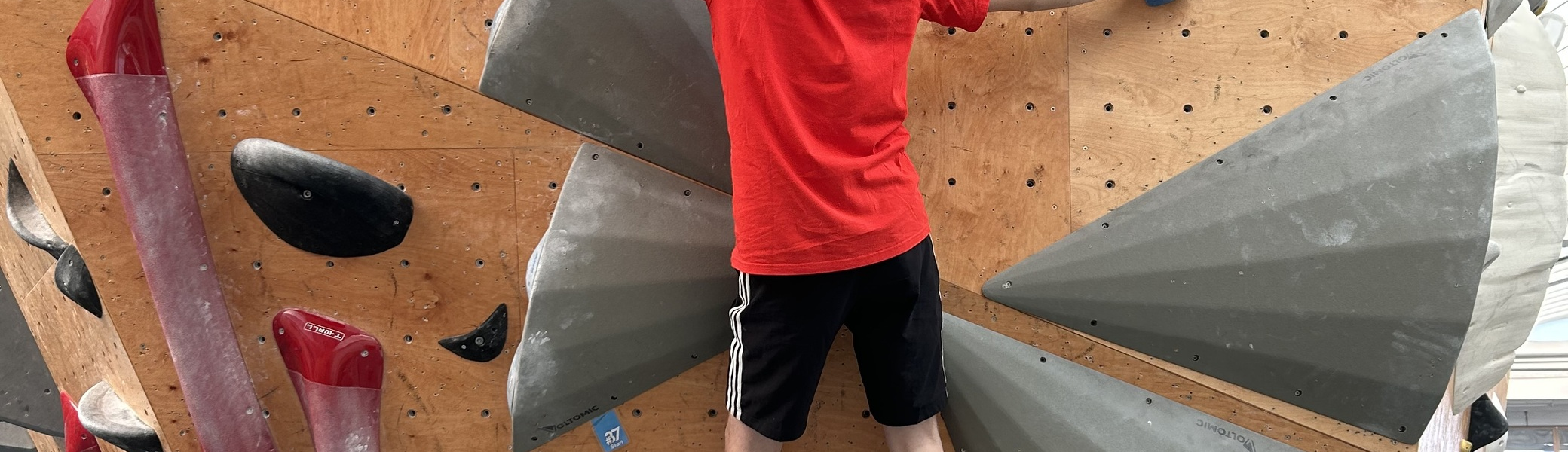 junge beim bouldern  | © leonie hoffmann