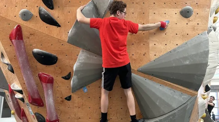 junge beim bouldern  | © leonie hoffmann