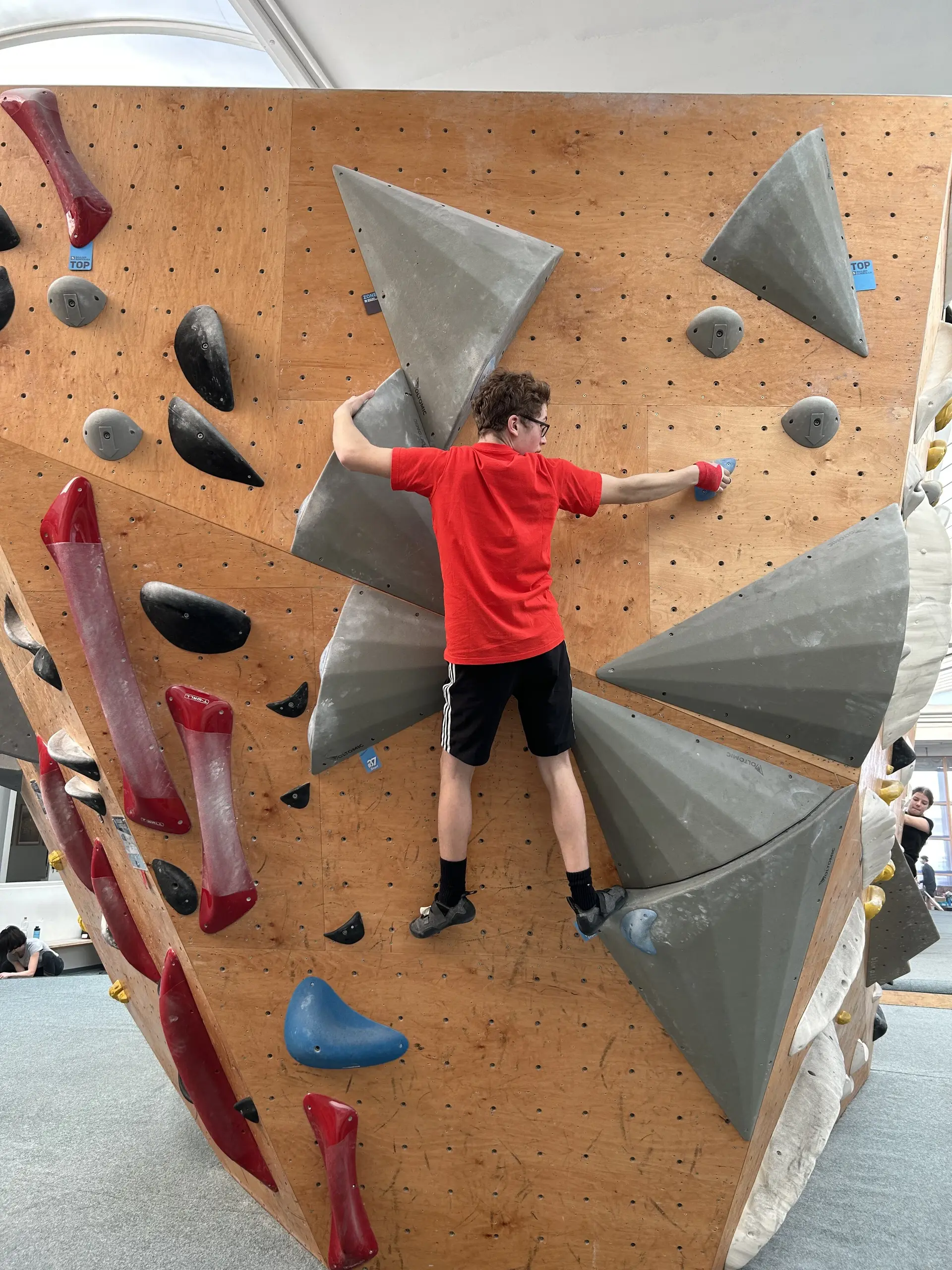 junge beim bouldern  | © leonie hoffmann