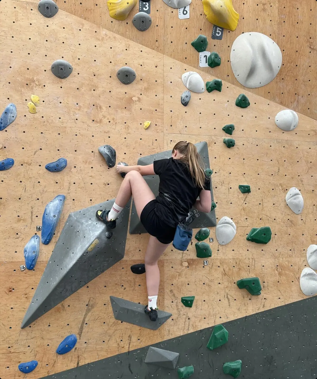 mädchen beim bouldern | © leonie hoffmann