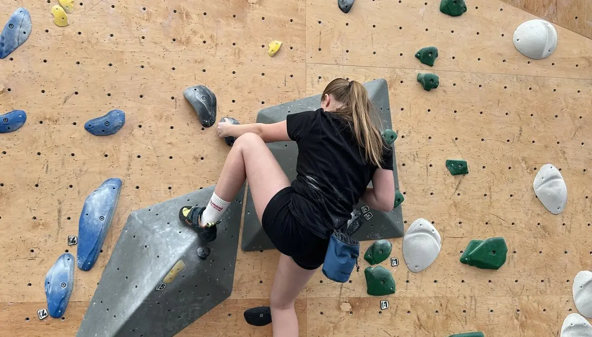 mädchen beim bouldern | © leonie hoffmann