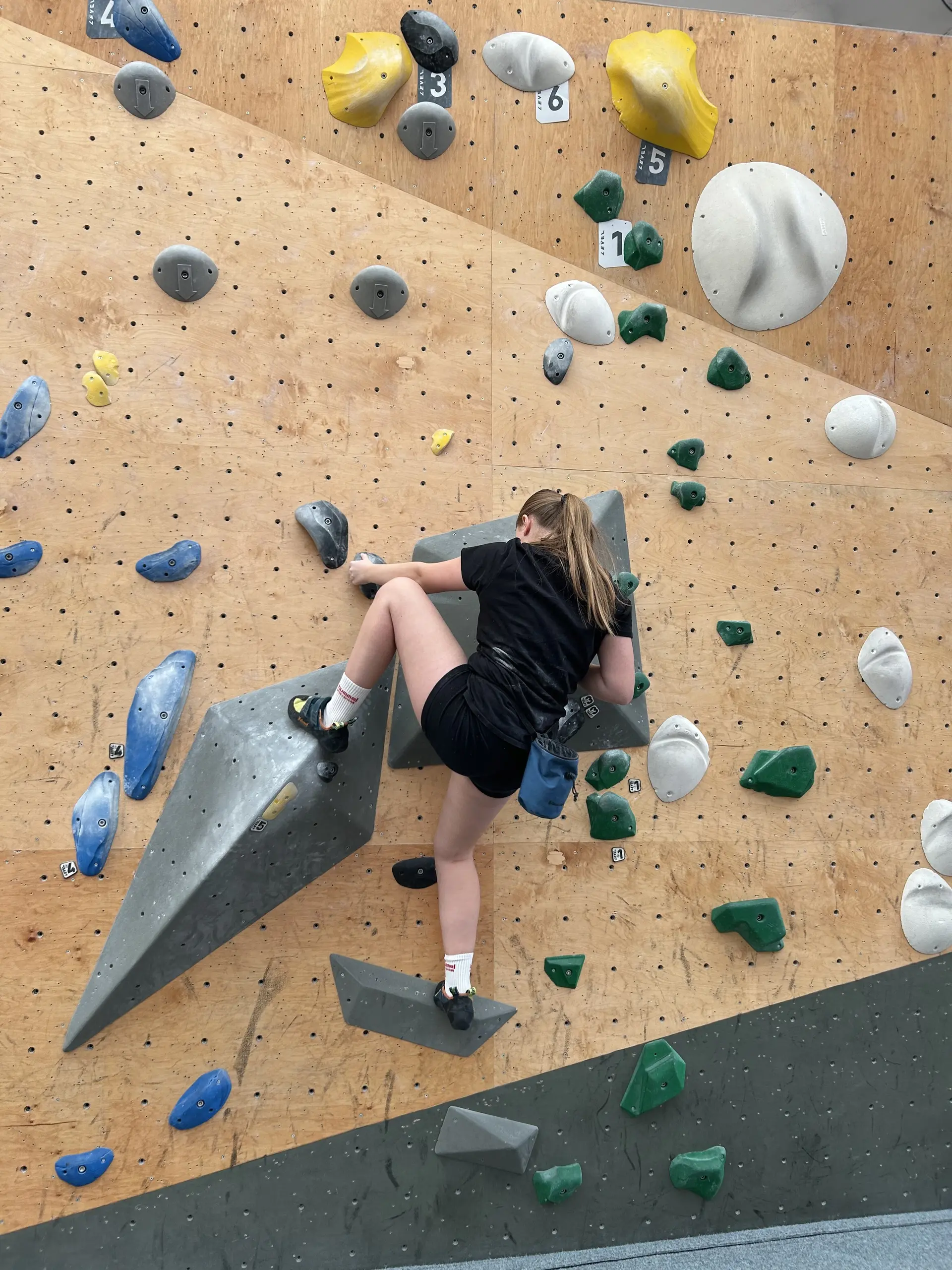 mädchen beim bouldern | © leonie hoffmann