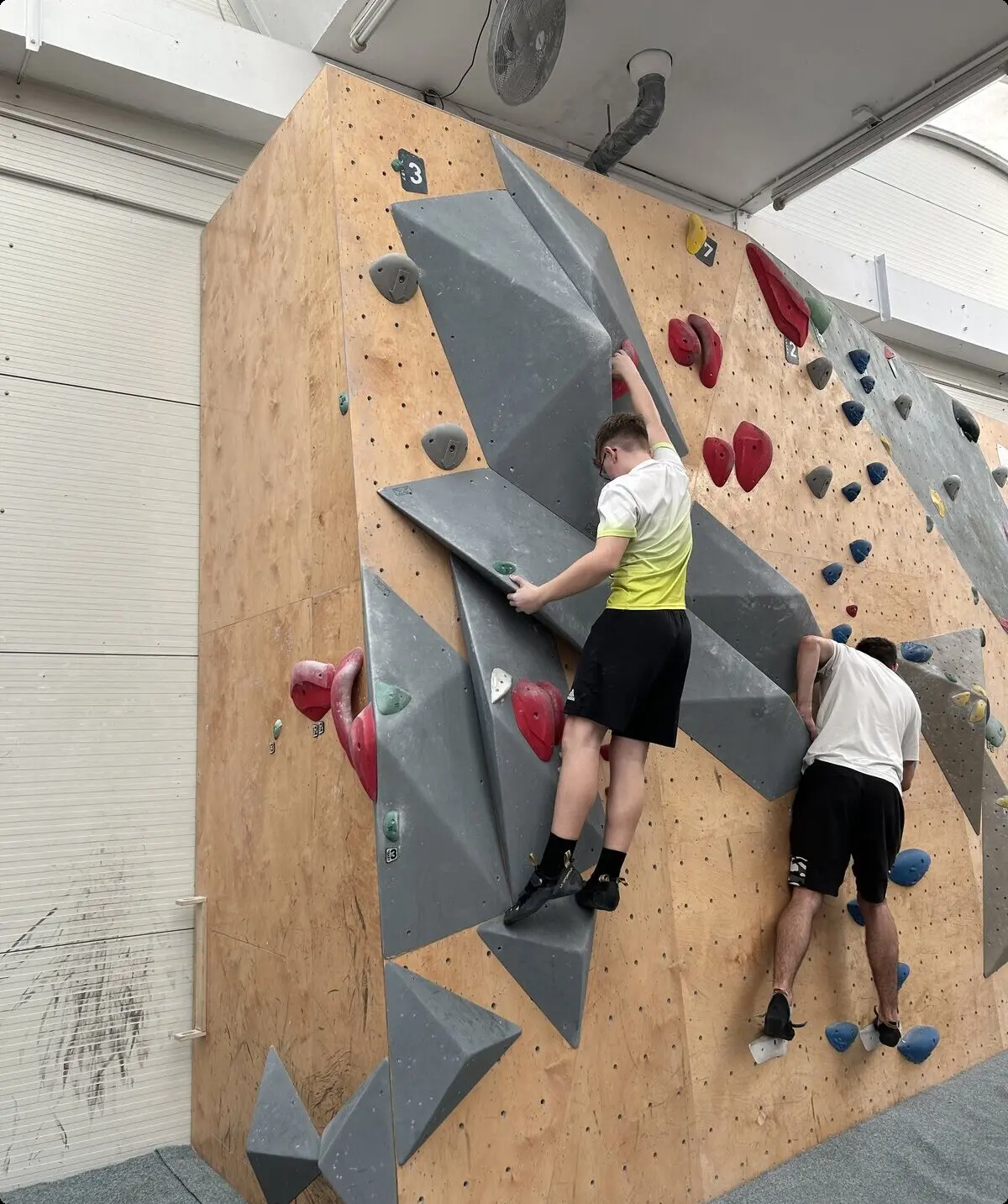 junge beim bouldern | © leonie hoffmann