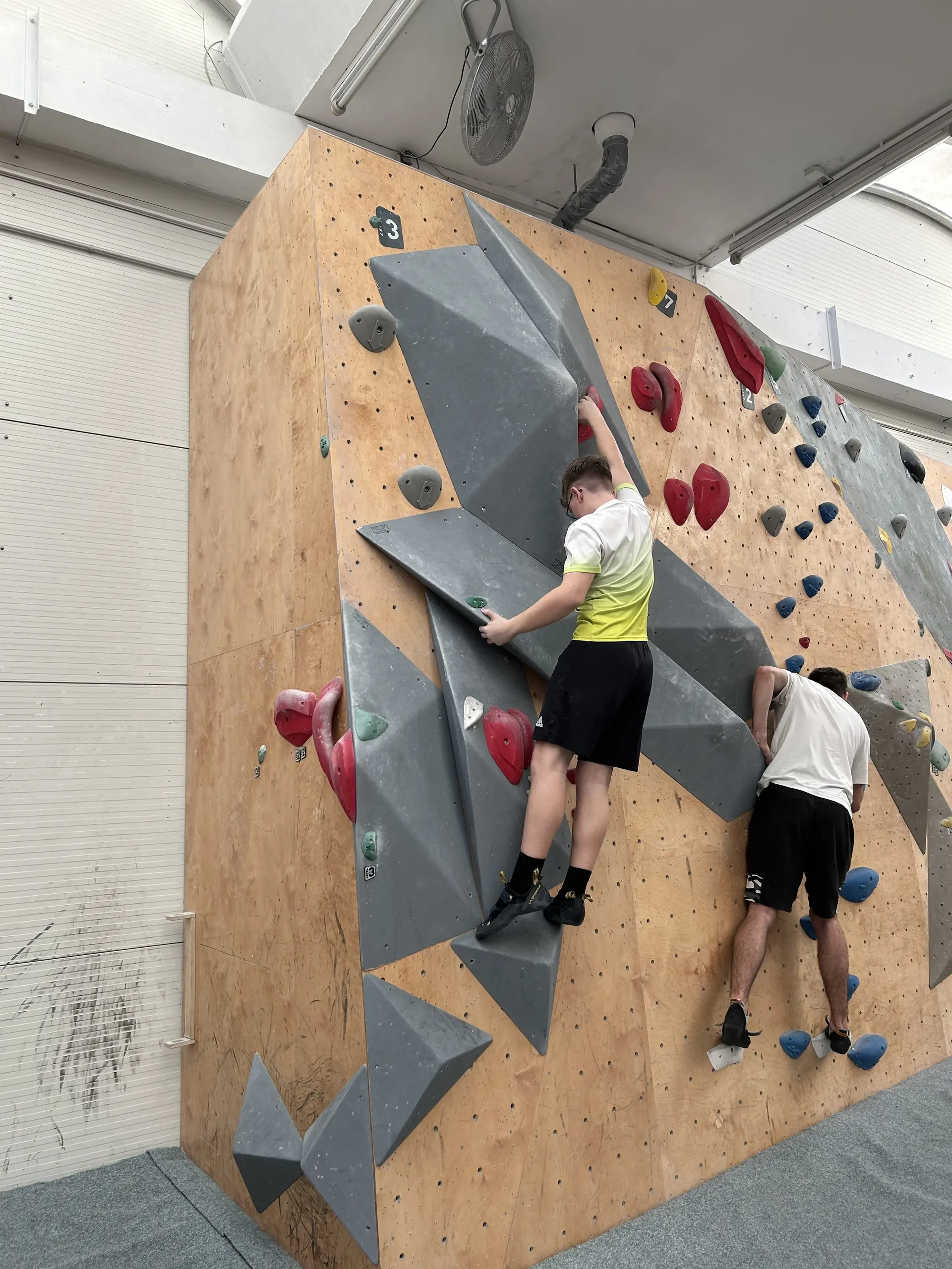 junge beim bouldern | © leonie hoffmann
