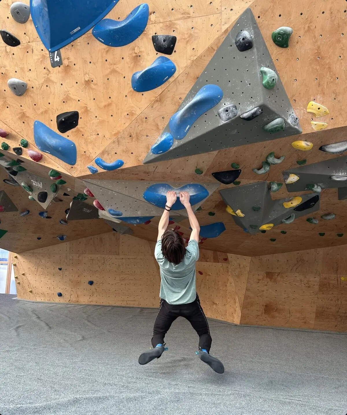 junge beim bouldern  | © leonie hoffmann