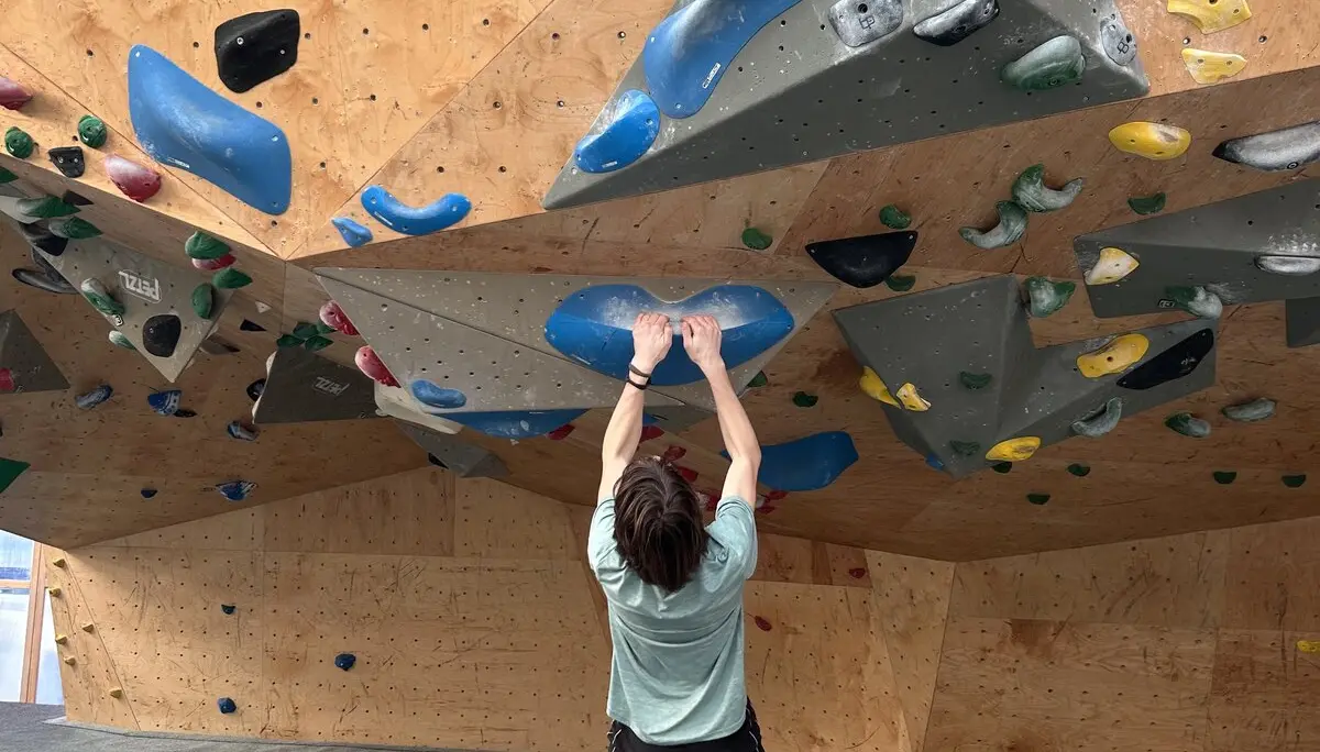 junge beim bouldern  | © leonie hoffmann