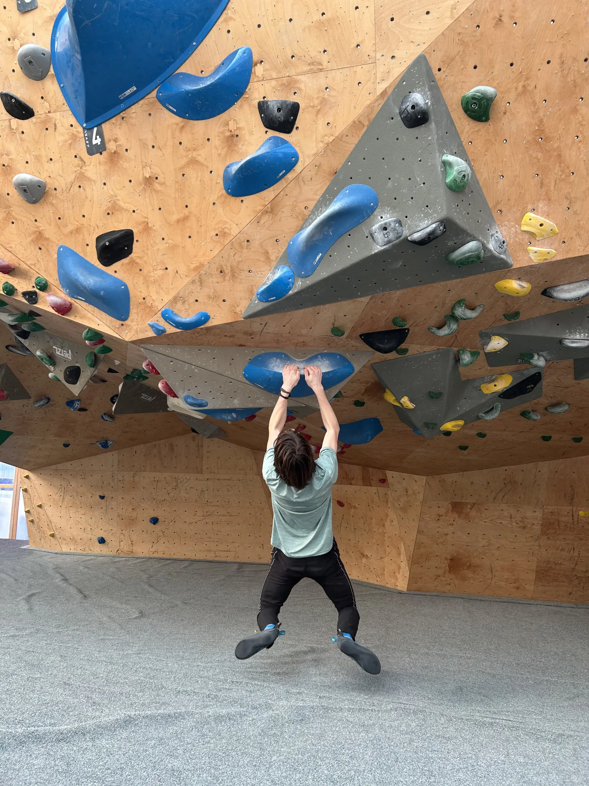 junge beim bouldern  | © leonie hoffmann