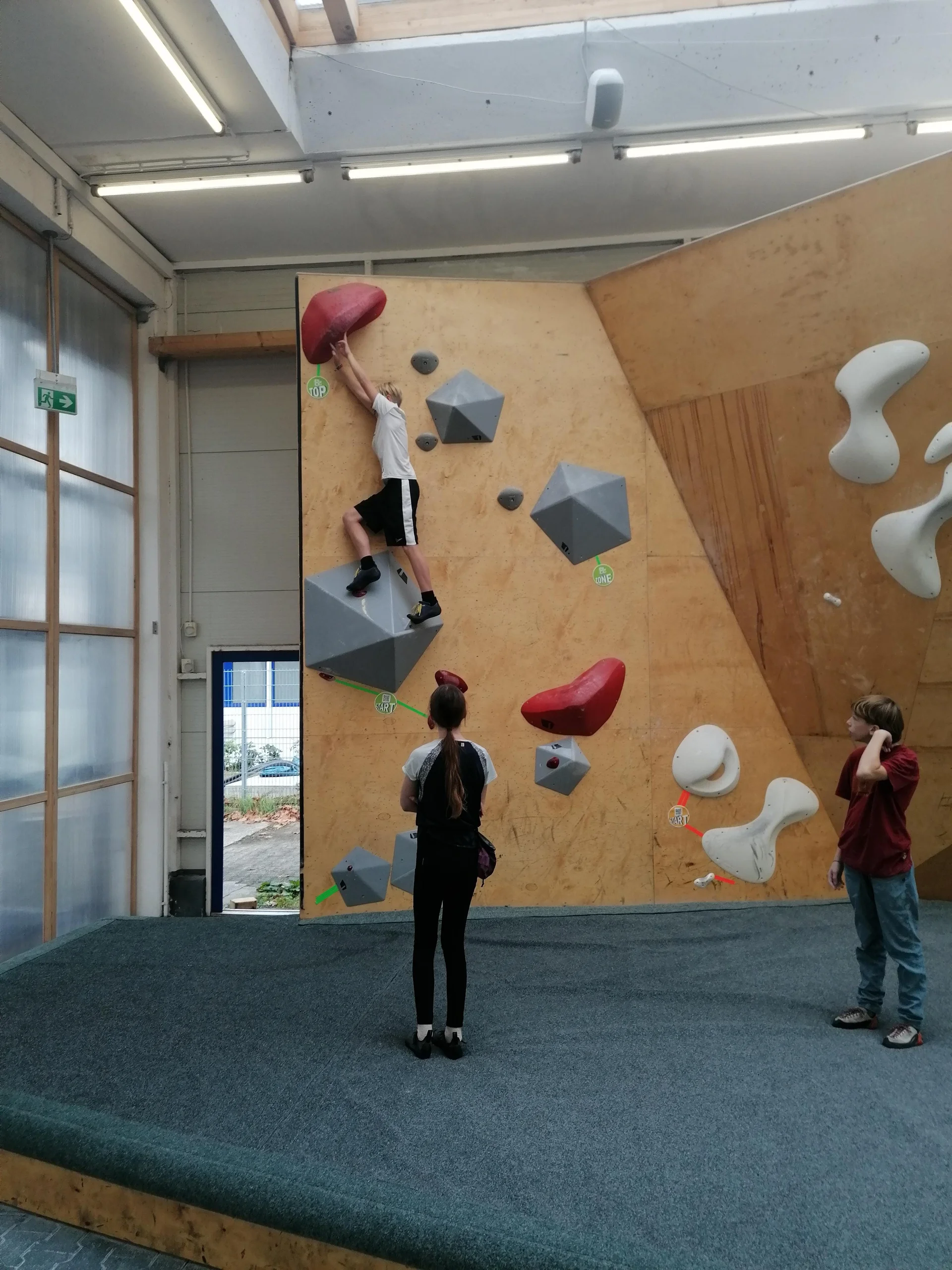 kinder beim bouldern  | © leonie hoffmann