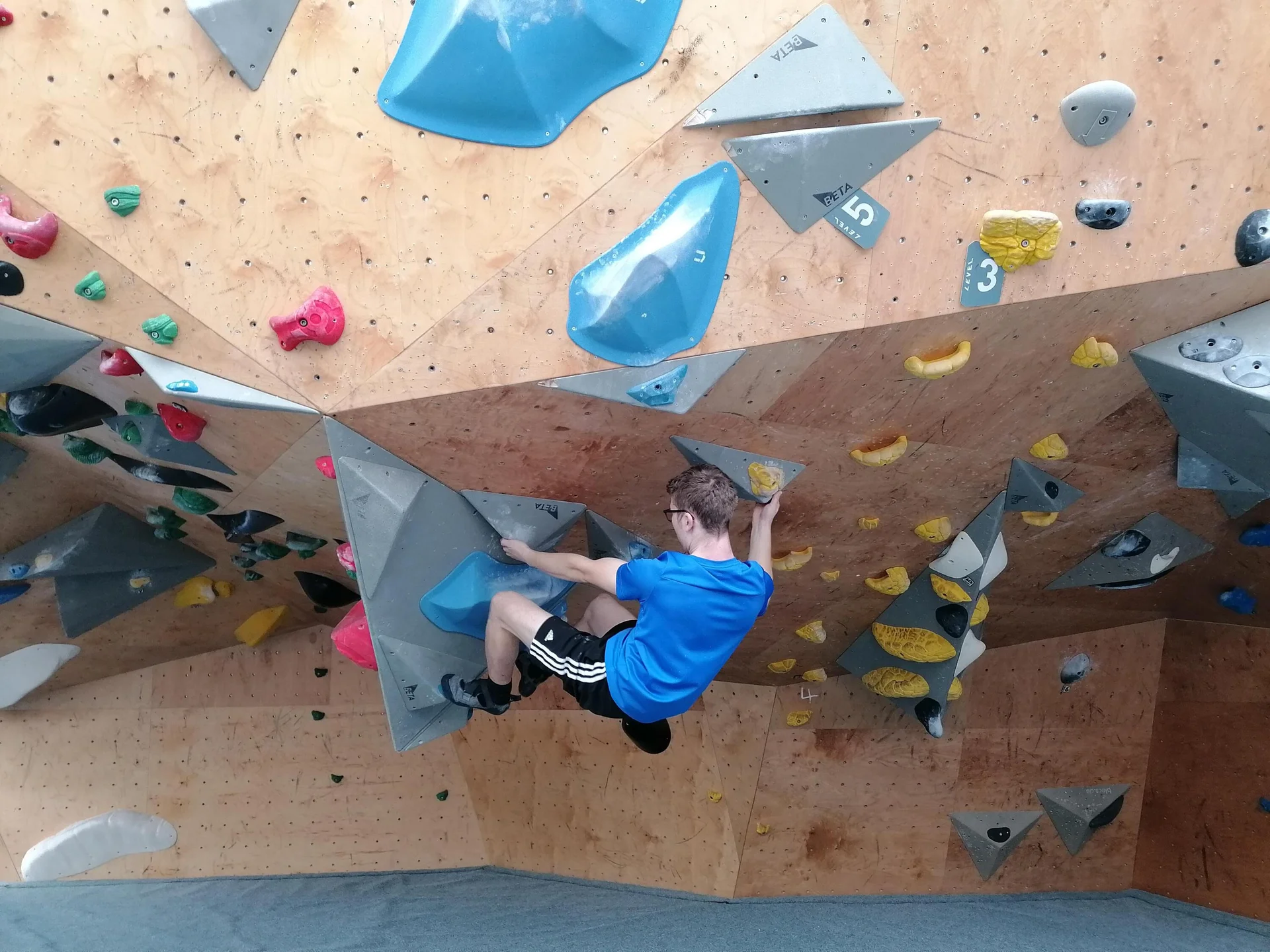 kinder beim bouldern  | © leonie hoffmann