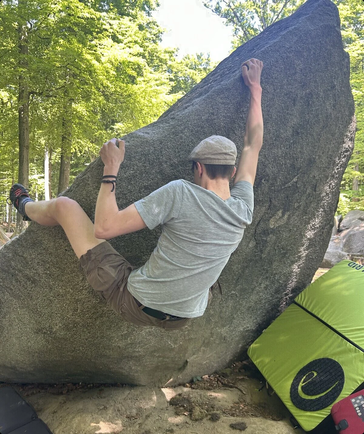 junge beim bouldern  | © leonie hoffmann