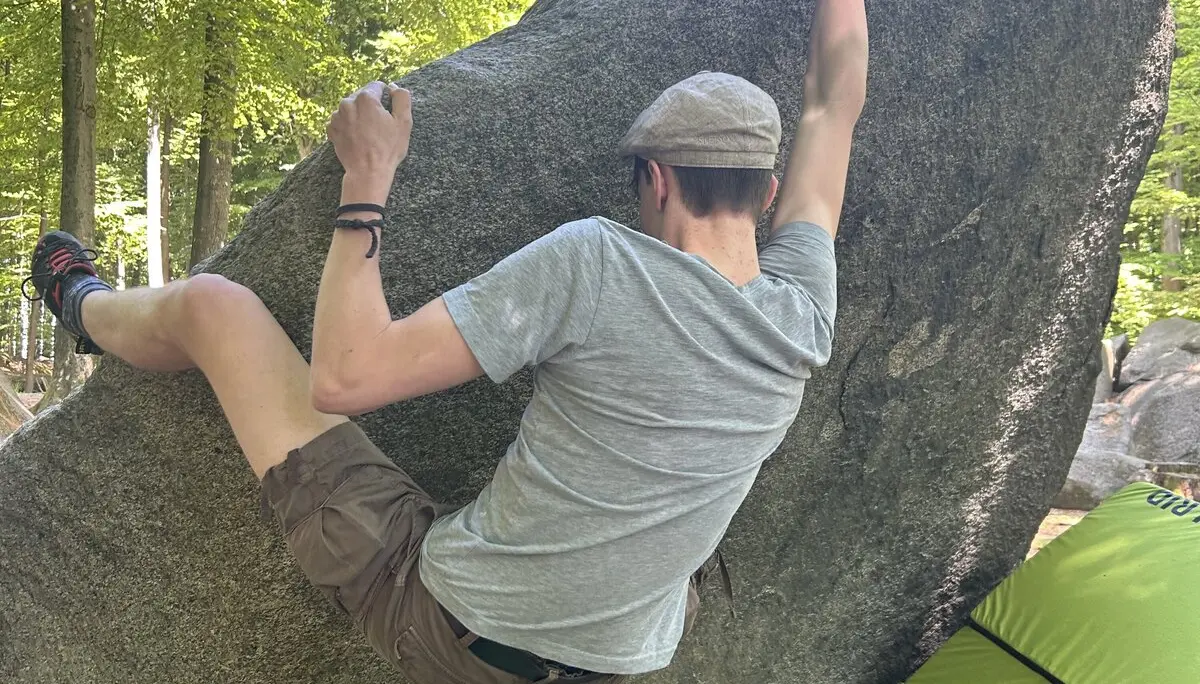 junge beim bouldern  | © leonie hoffmann
