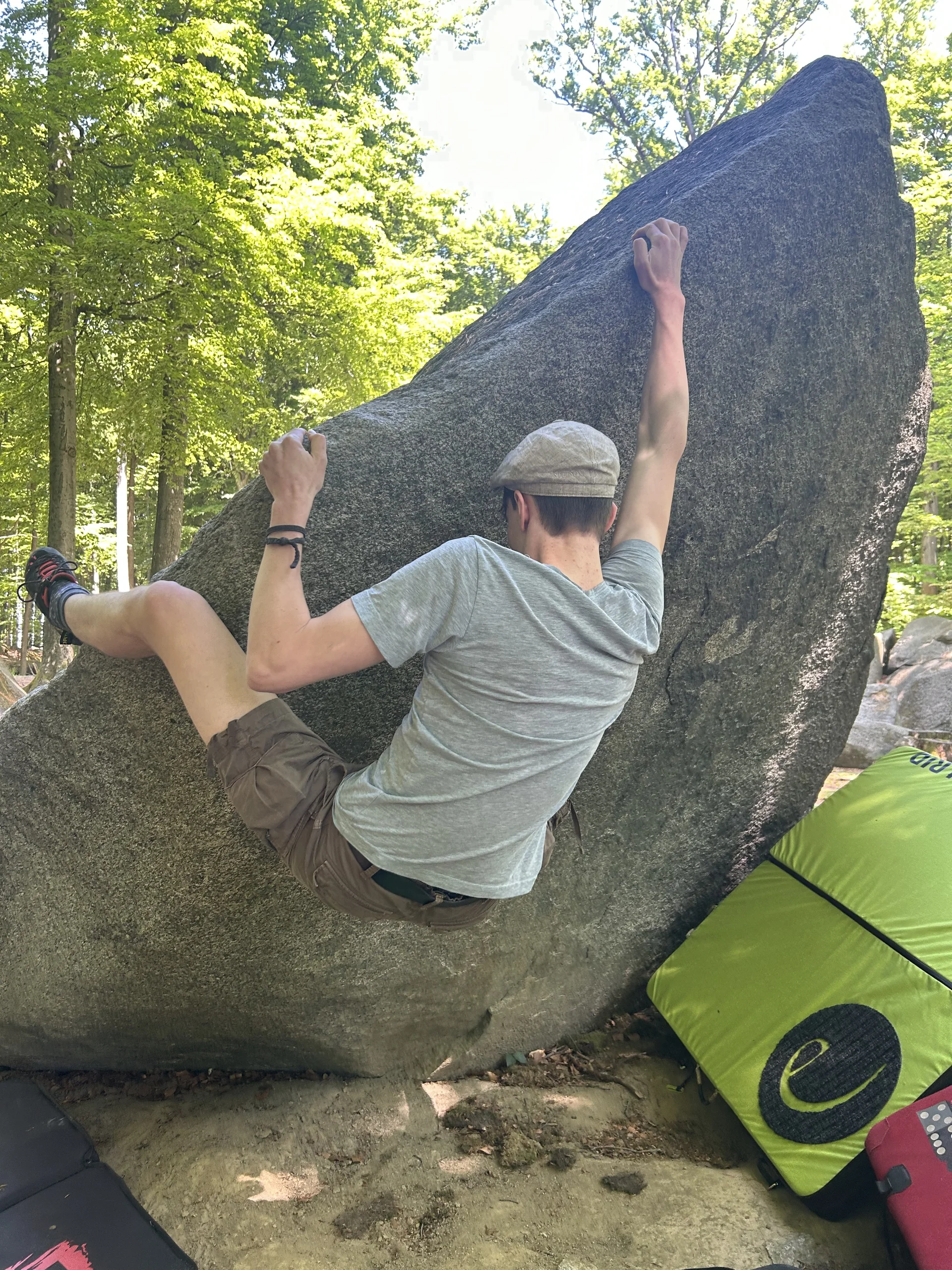 junge beim bouldern  | © leonie hoffmann