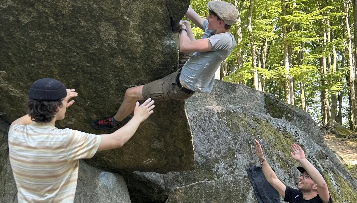 junge beim bouldern  | © leonie hoffmann