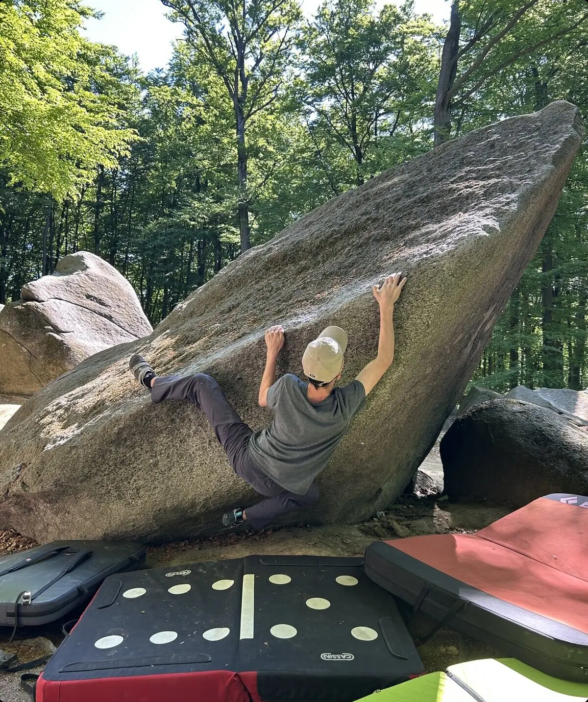 junge beim bouldern  | © leonie hoffmann