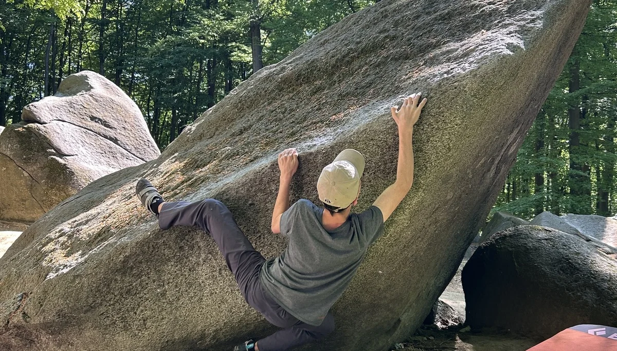 junge beim bouldern  | © leonie hoffmann
