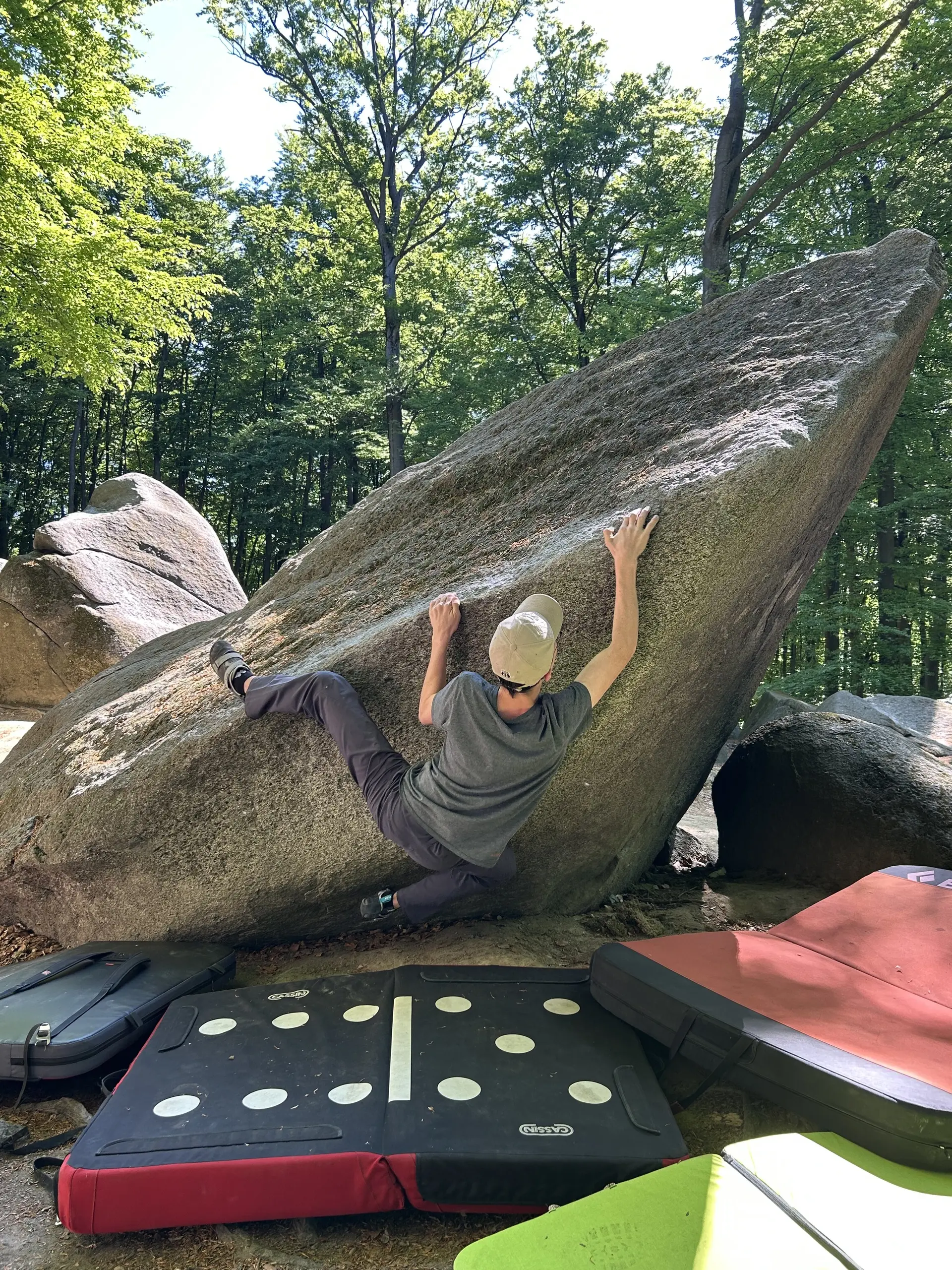 junge beim bouldern  | © leonie hoffmann