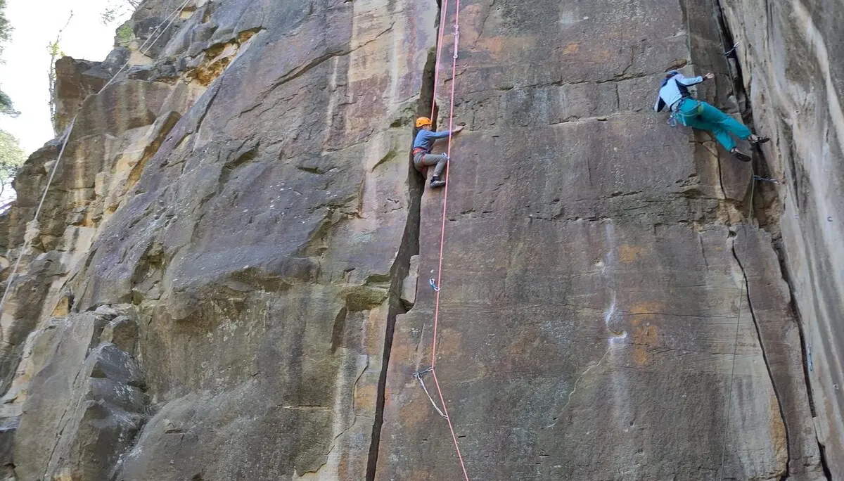 Junge im Riss klettern | © Felix Eichner