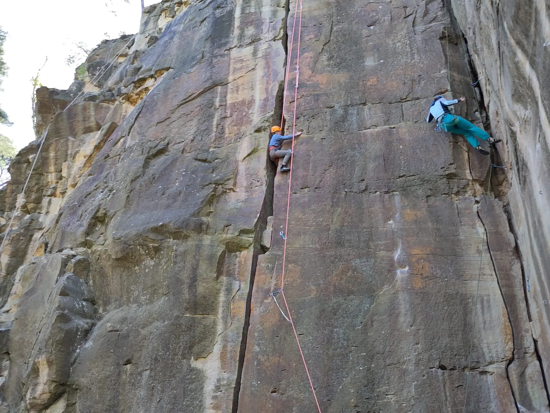 Junge im Riss klettern | © Felix Eichner