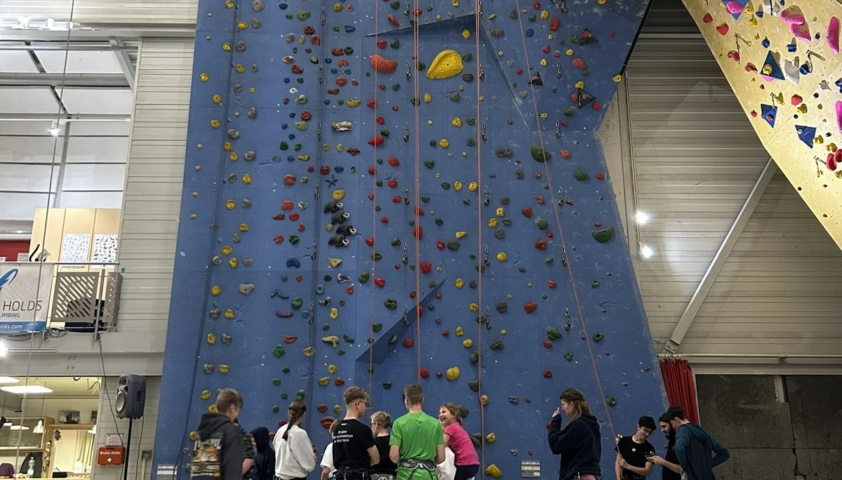 gruppe in der kletterhalle | © leonie hoffmann