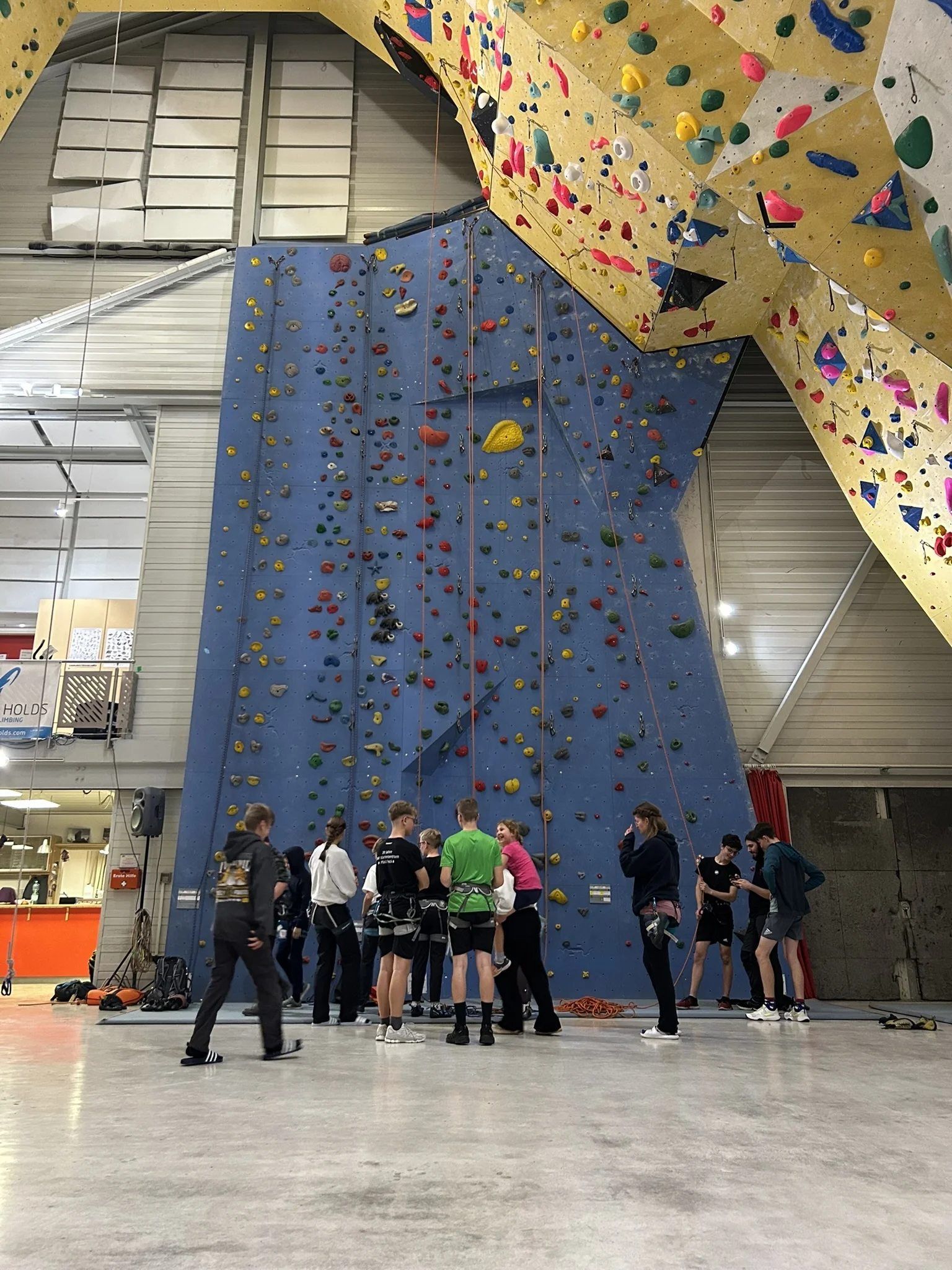 gruppe in der kletterhalle | © leonie hoffmann