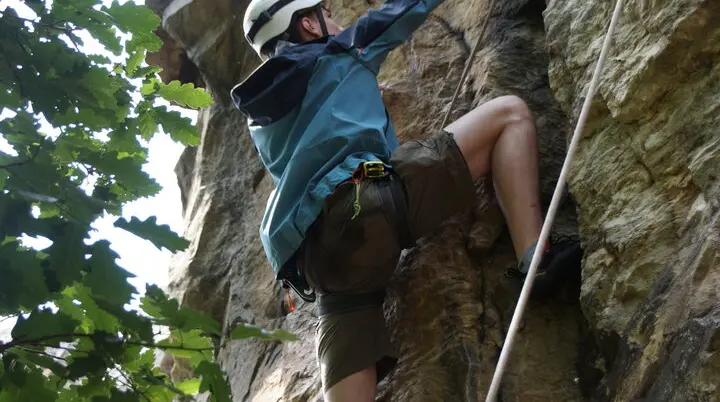 junge beim felsklettern | © leonie hoffmann