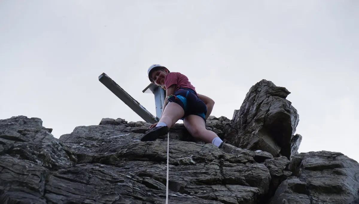 mädchen am fels | © leonie hoffmann