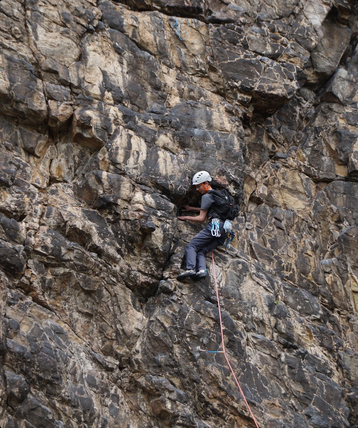 junge beim felsklettern | © leonie hoffmann