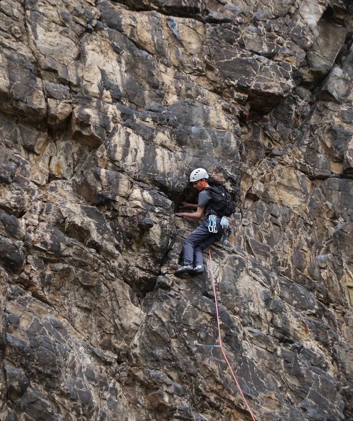 junge beim felsklettern | © leonie hoffmann