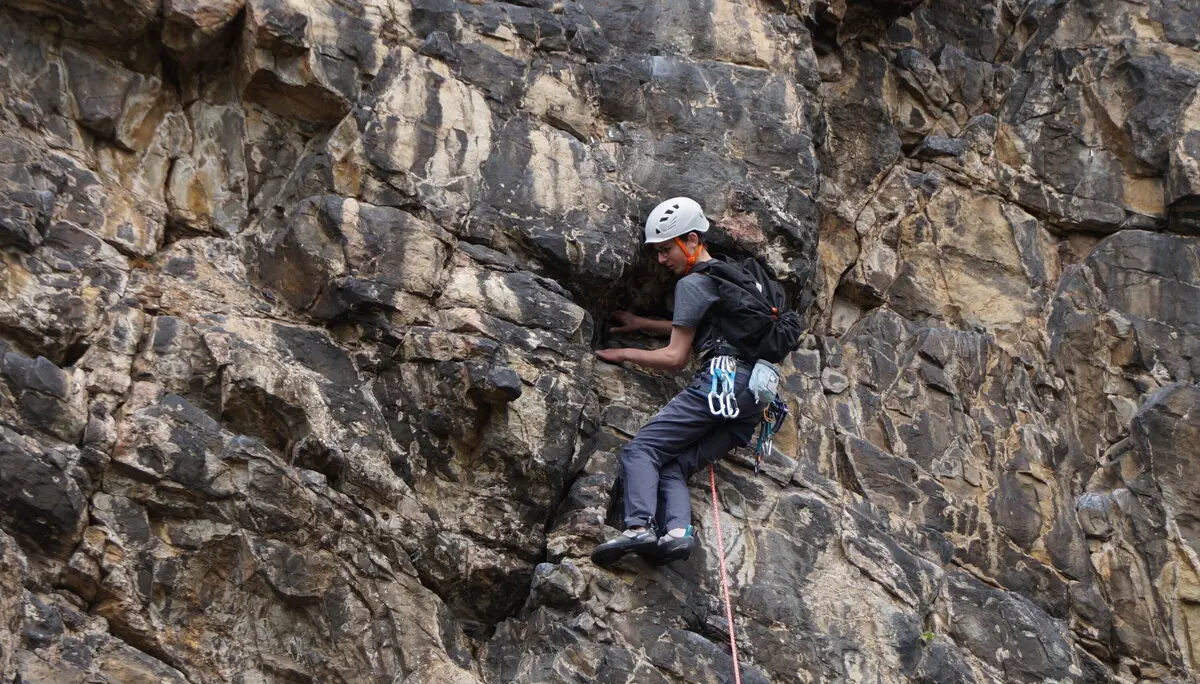 junge beim felsklettern | © leonie hoffmann