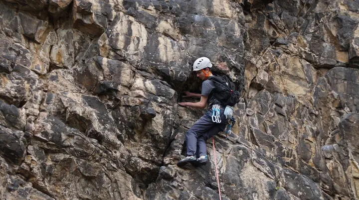 junge beim felsklettern | © leonie hoffmann
