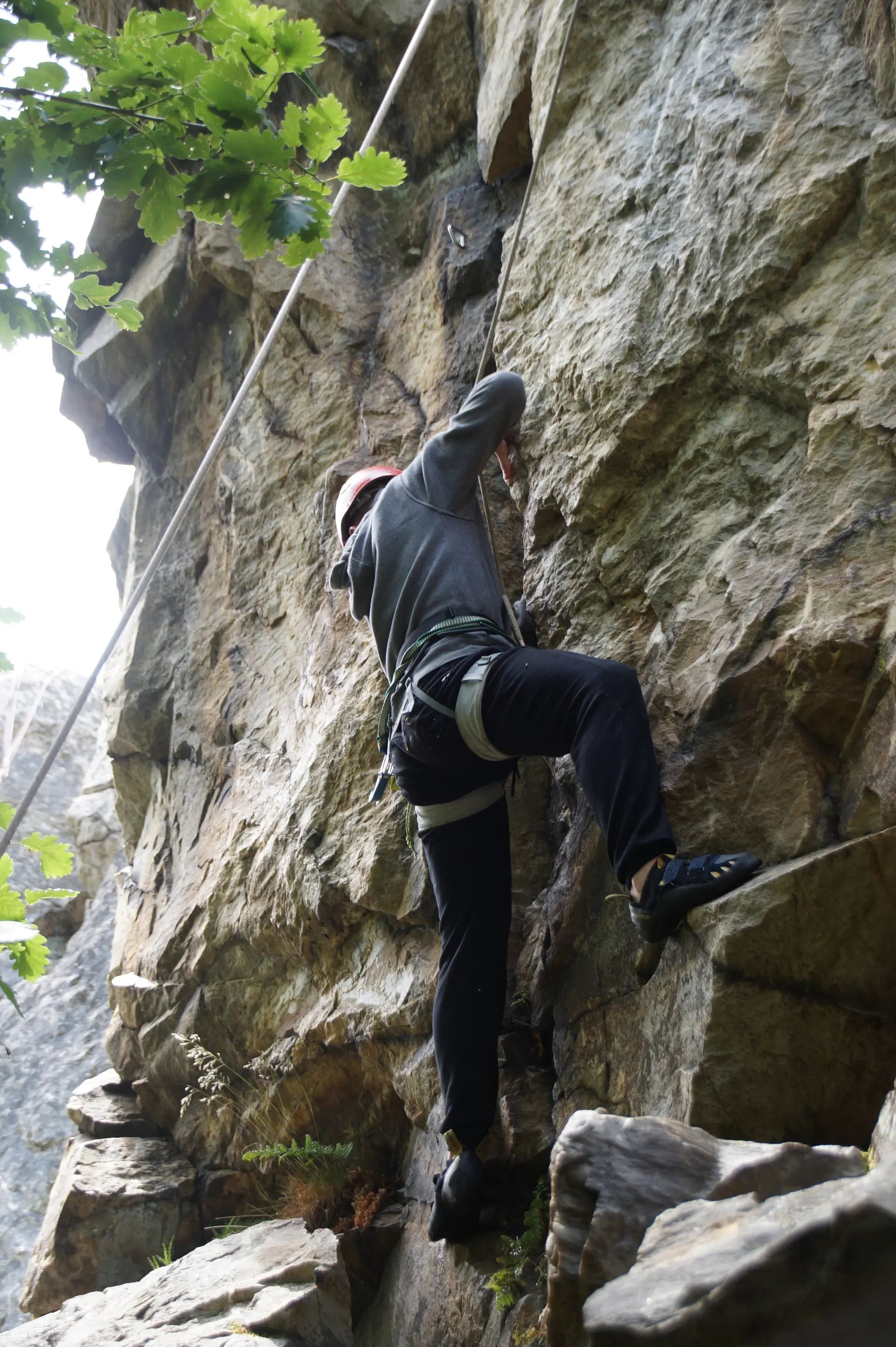 junge beim klettern | © leonie hoffmann