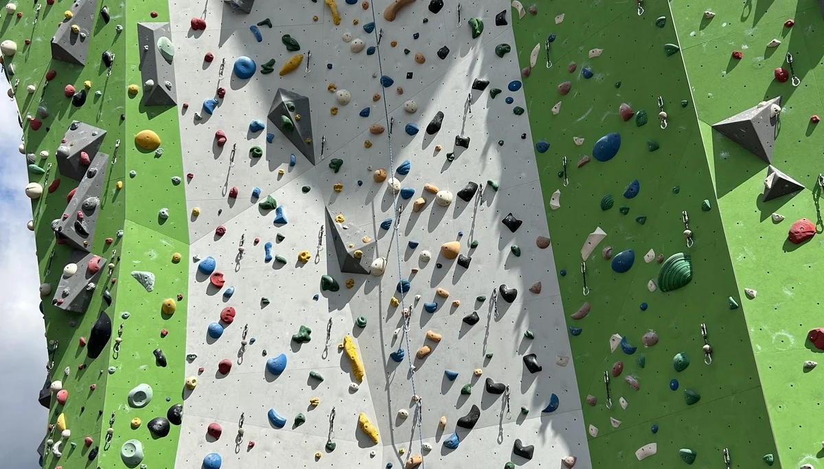 junge beim klettern | © leonie hoffmann