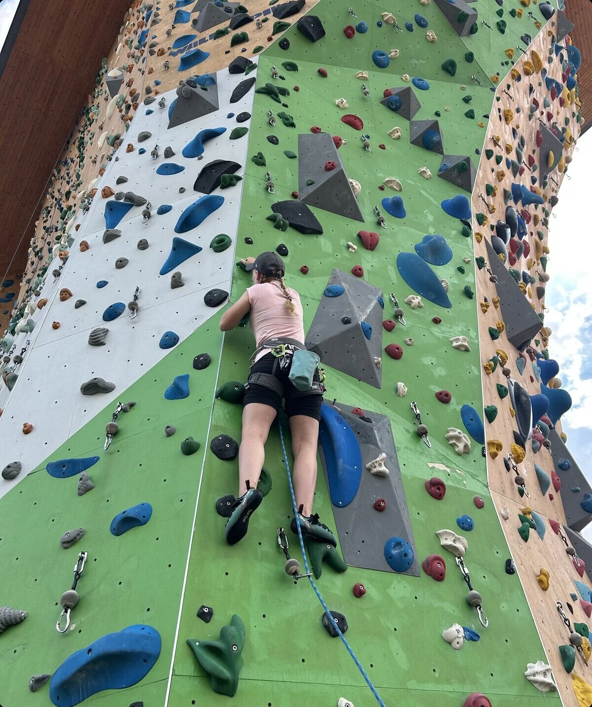 mädchen beim klettern | © leonie hoffmann