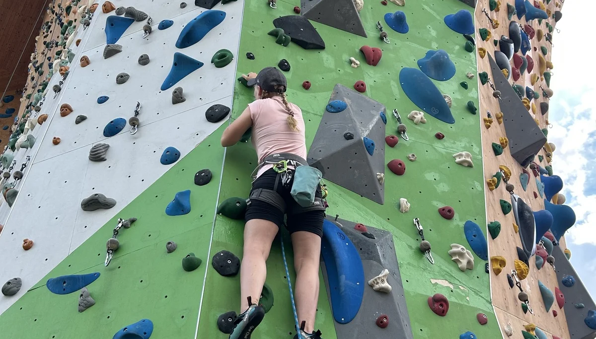 mädchen beim klettern | © leonie hoffmann