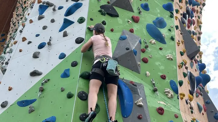 mädchen beim klettern | © leonie hoffmann