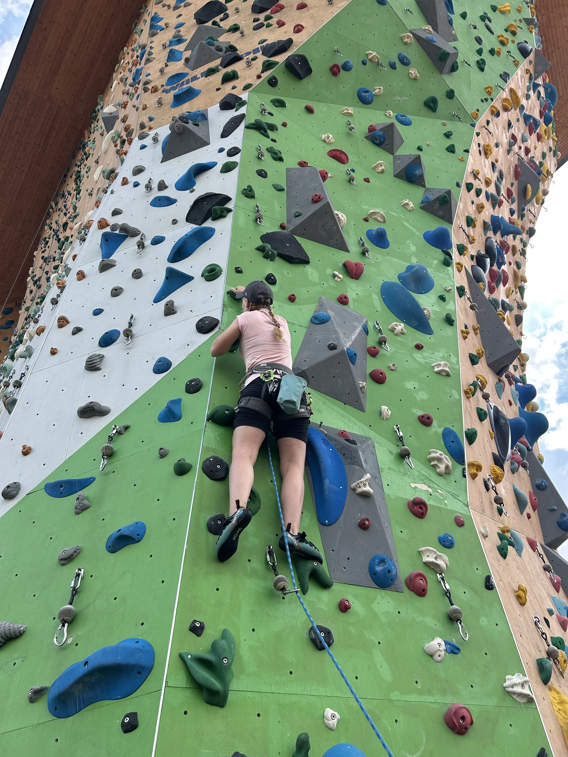 mädchen beim klettern | © leonie hoffmann