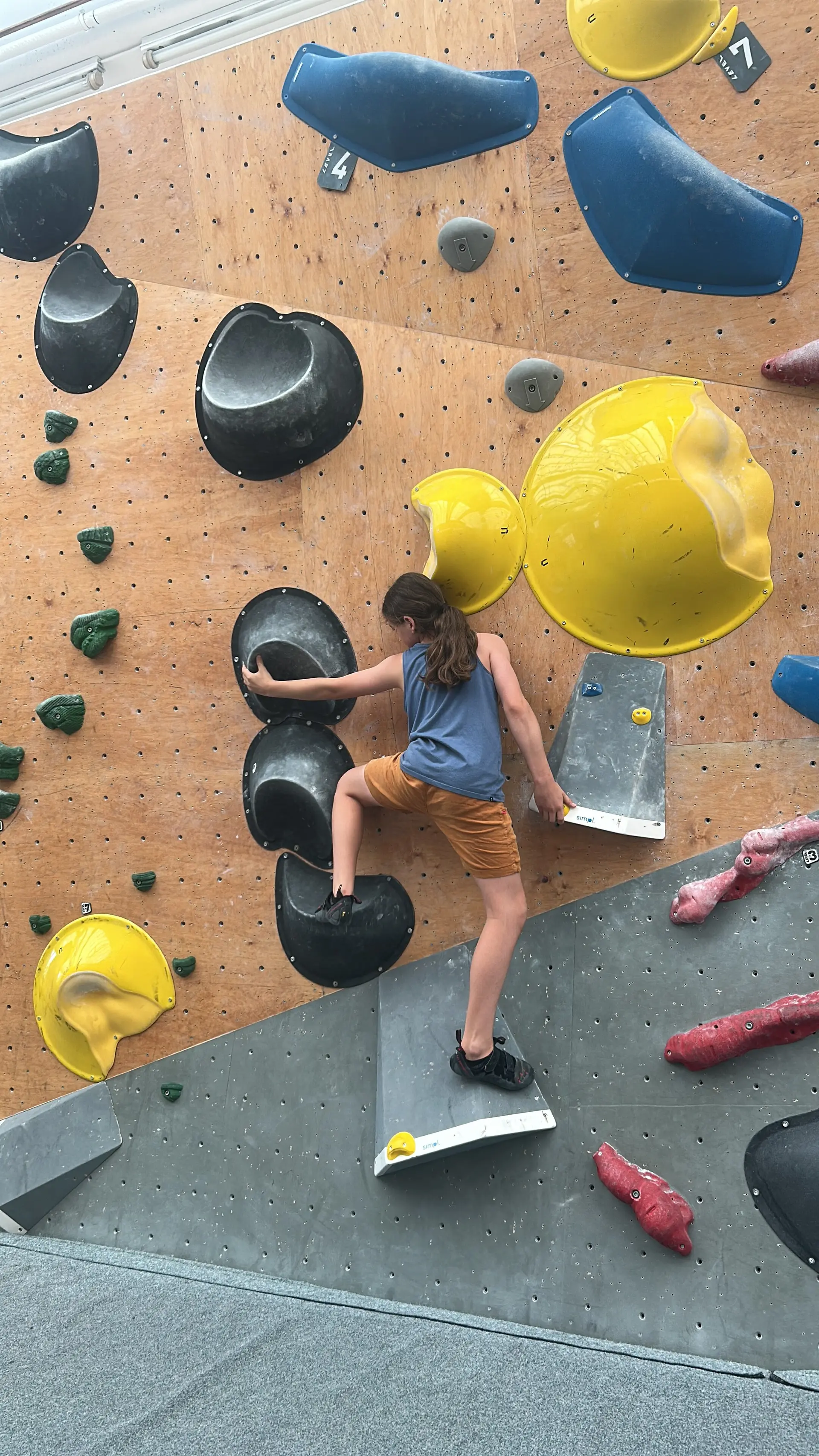 junge beim bouldern  | © leonie hoffmann