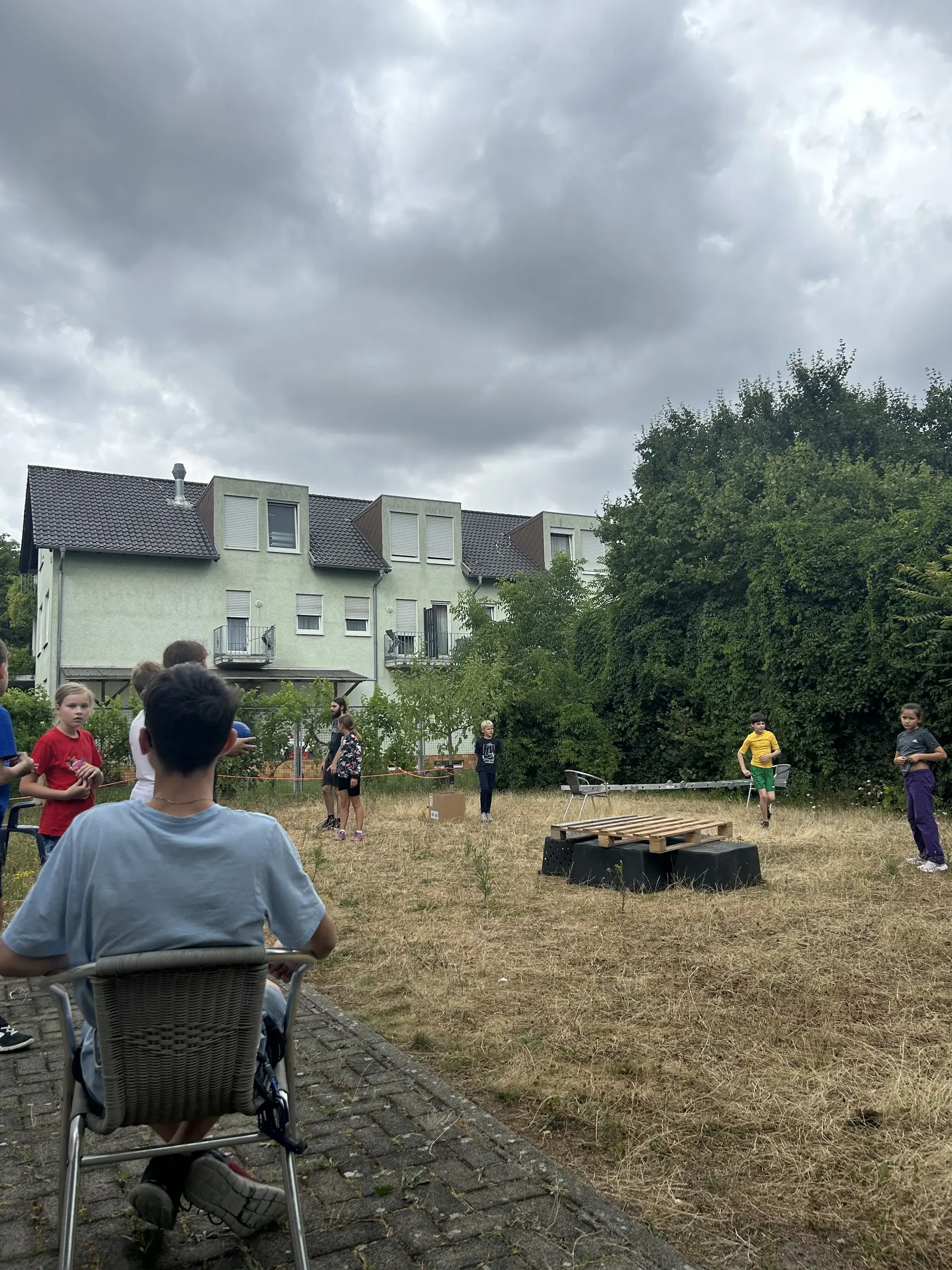 kids beim brennballspielen | © leonie hoffmann