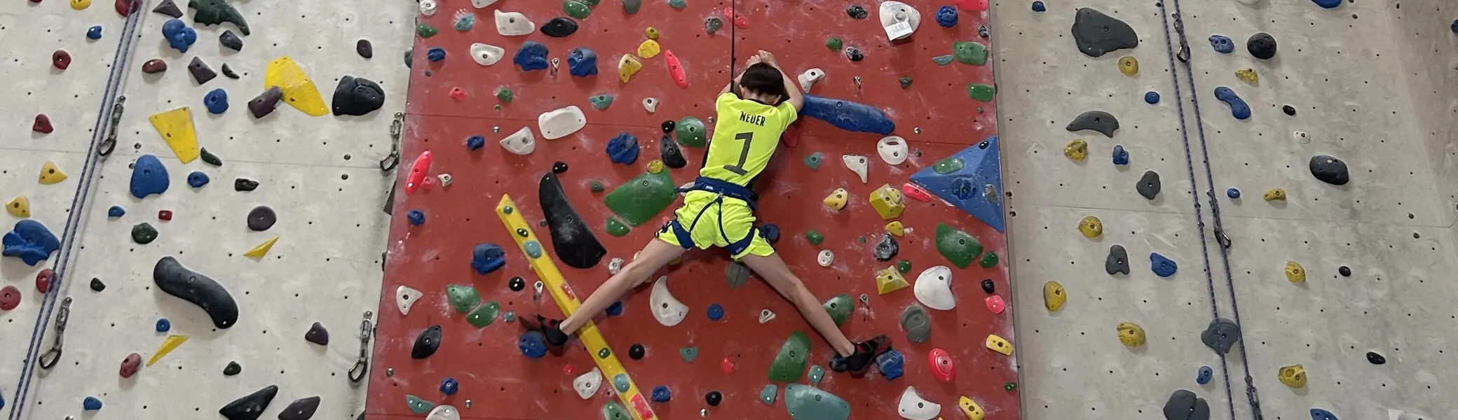 junge am autobelay | © leonie hoffmann