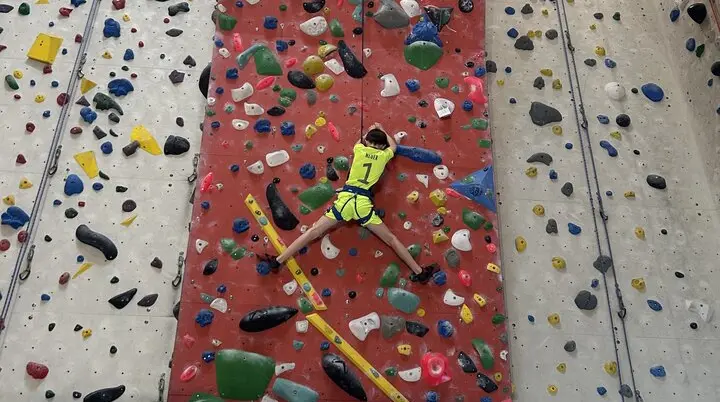 junge am autobelay | © leonie hoffmann