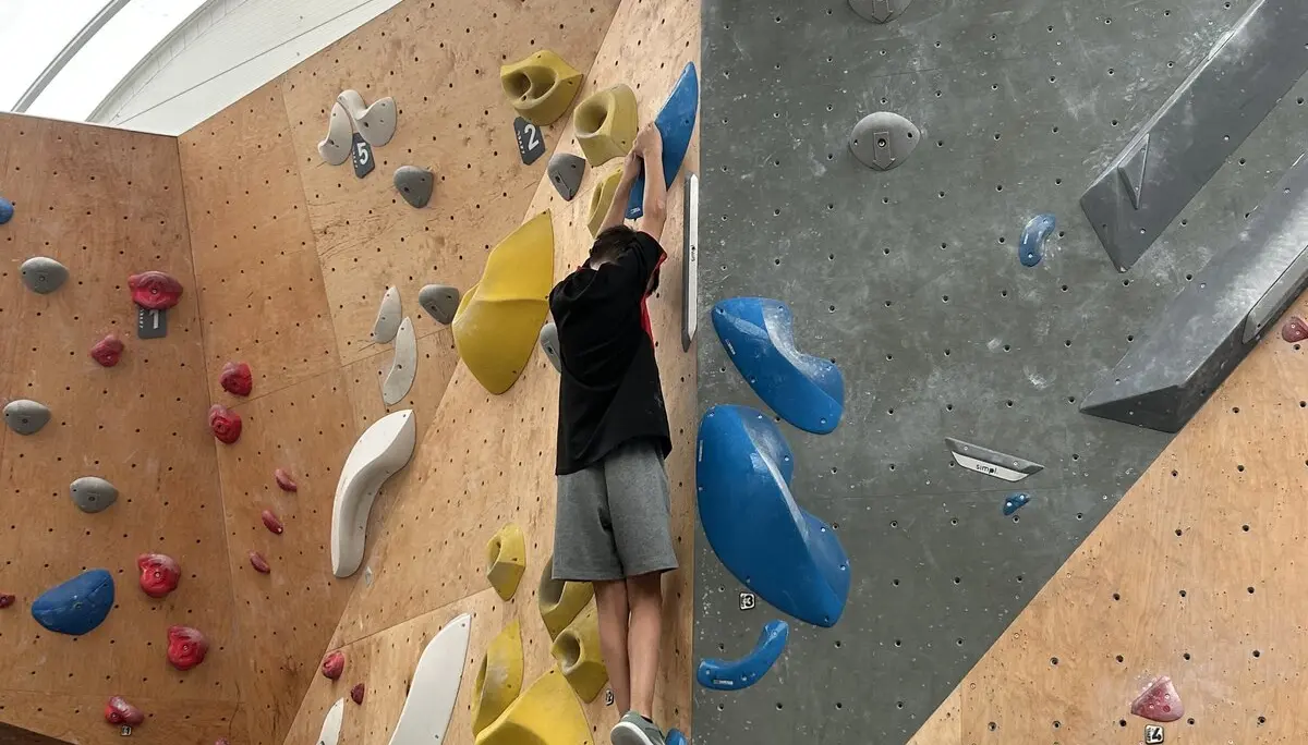 junge beim bouldern  | © leonie hoffmann