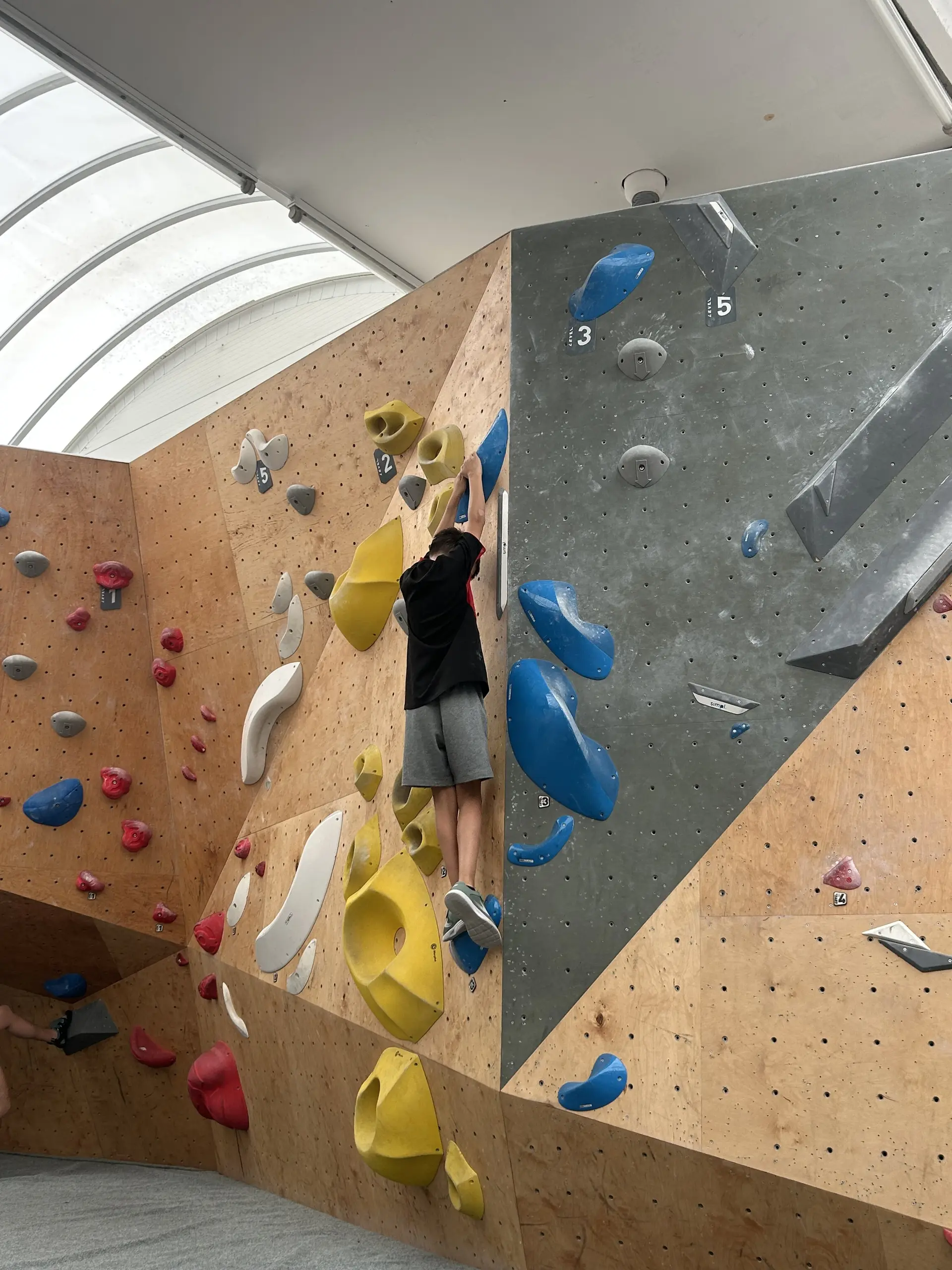 junge beim bouldern  | © leonie hoffmann