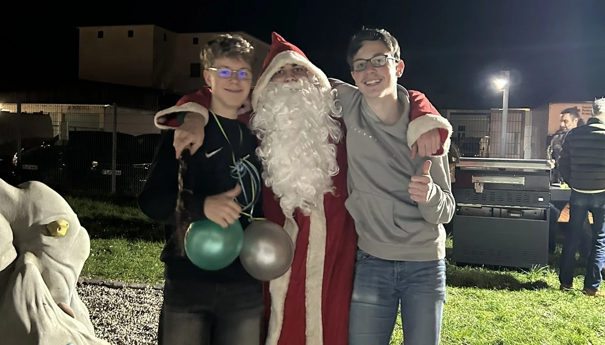 gruppenbild mit dem weihnachtsmann | © leonie hoffmann