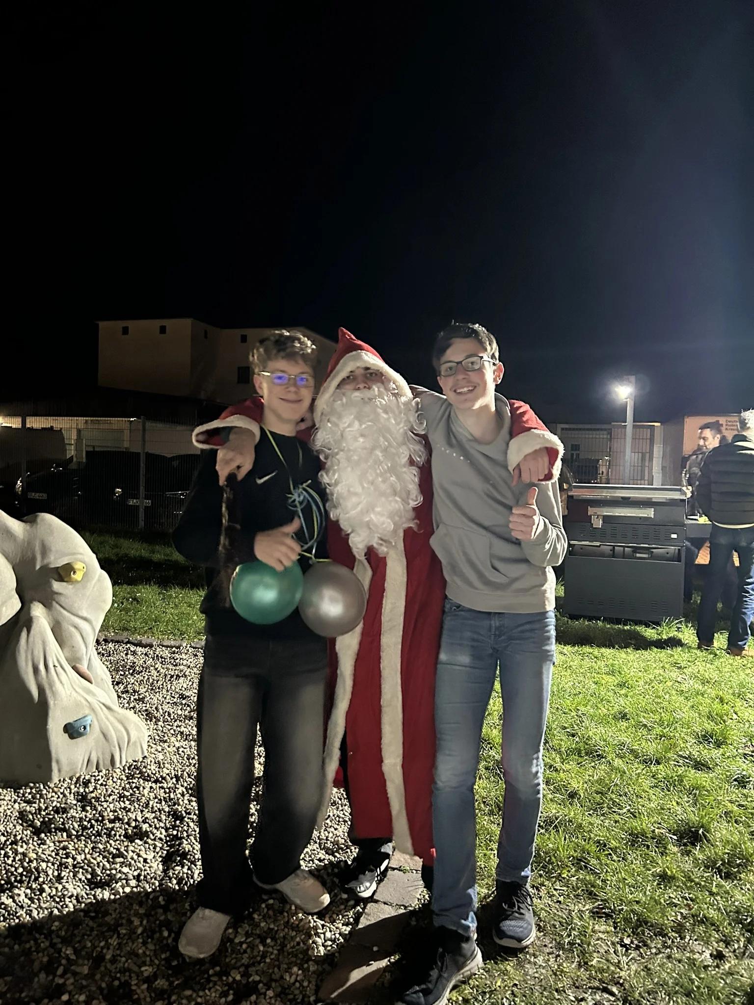 gruppenbild mit dem weihnachtsmann | © leonie hoffmann